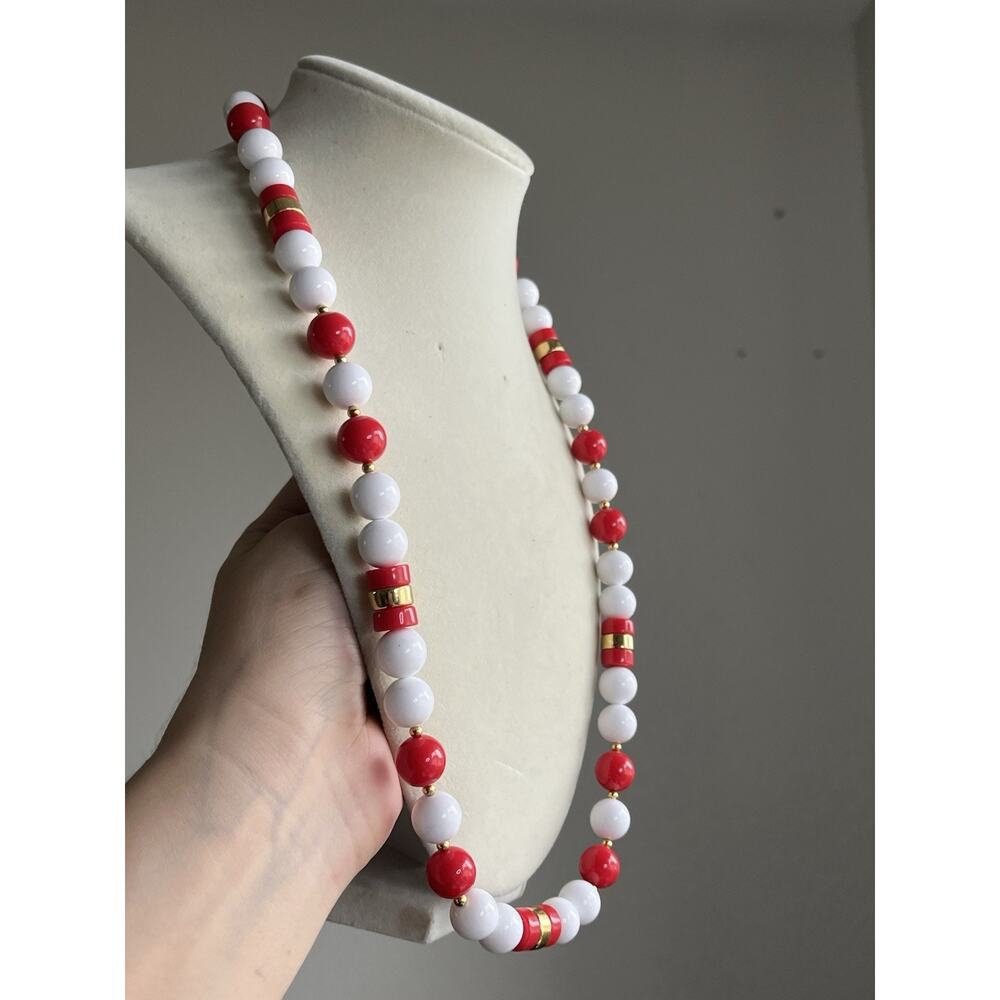 22” Vintage Red Irregular Shaped Bead White Round Bead Gold Tone Necklace - Picture 2 of 5